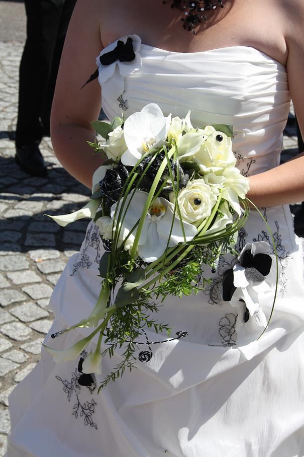 mariée-avec-bouquet-fleur-blanc